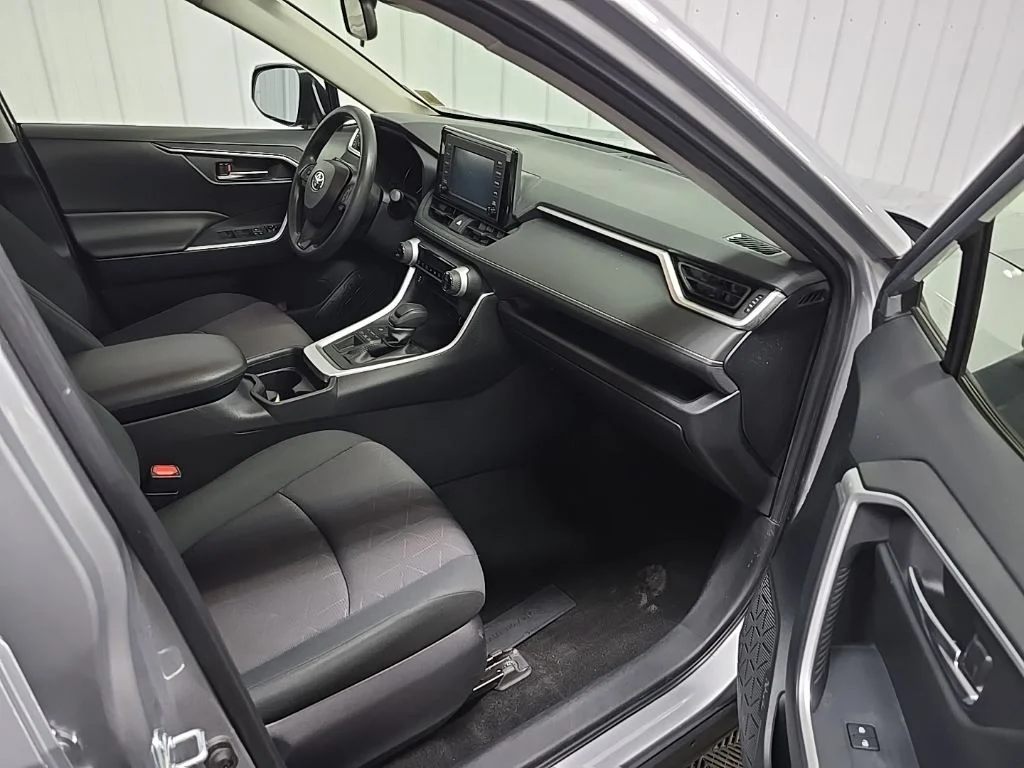 Used 2019 Silver Toyota XLE image 16
