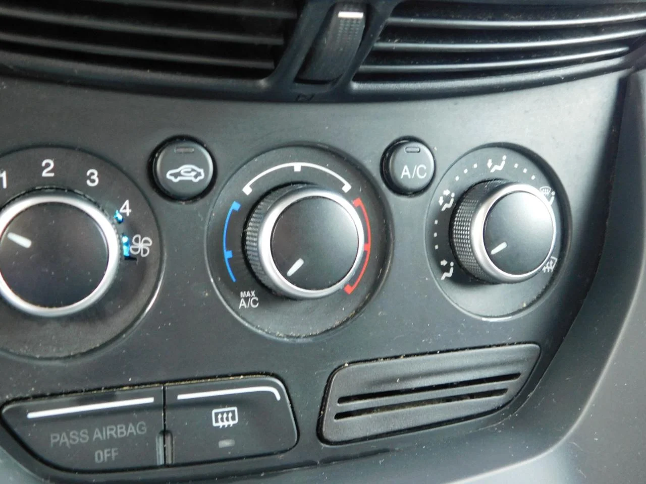 Used 2014 Red Ford FWD 4dr SE image 37