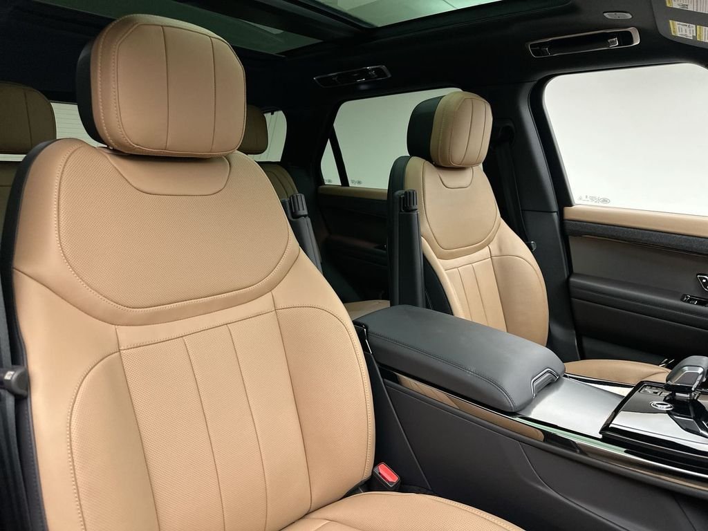 Certified Used 2025 Fuji White Land Rover Dynamic SE image 18