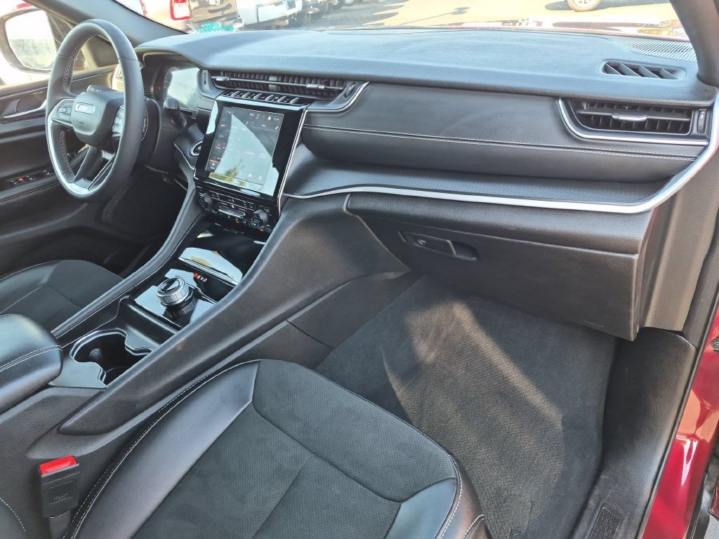 Used 2025 Red Jeep Altitude image 29