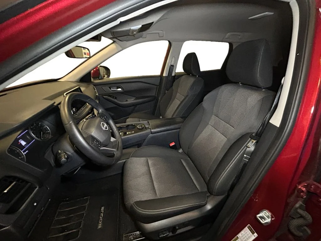 Used 2025 Scarlet Nissan SV image 10