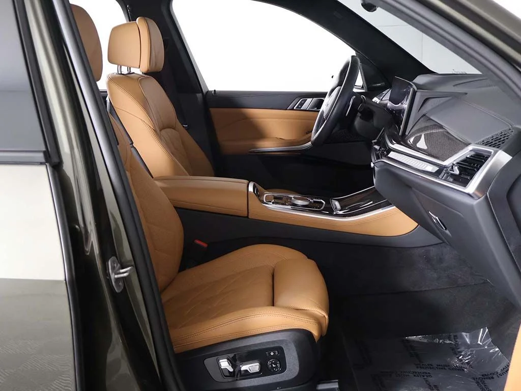 Used 2025 Green BMW M60i image 30