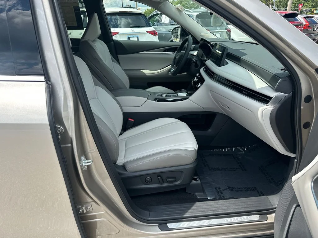 Used 2026 Silver INFINITI LUXE image 11