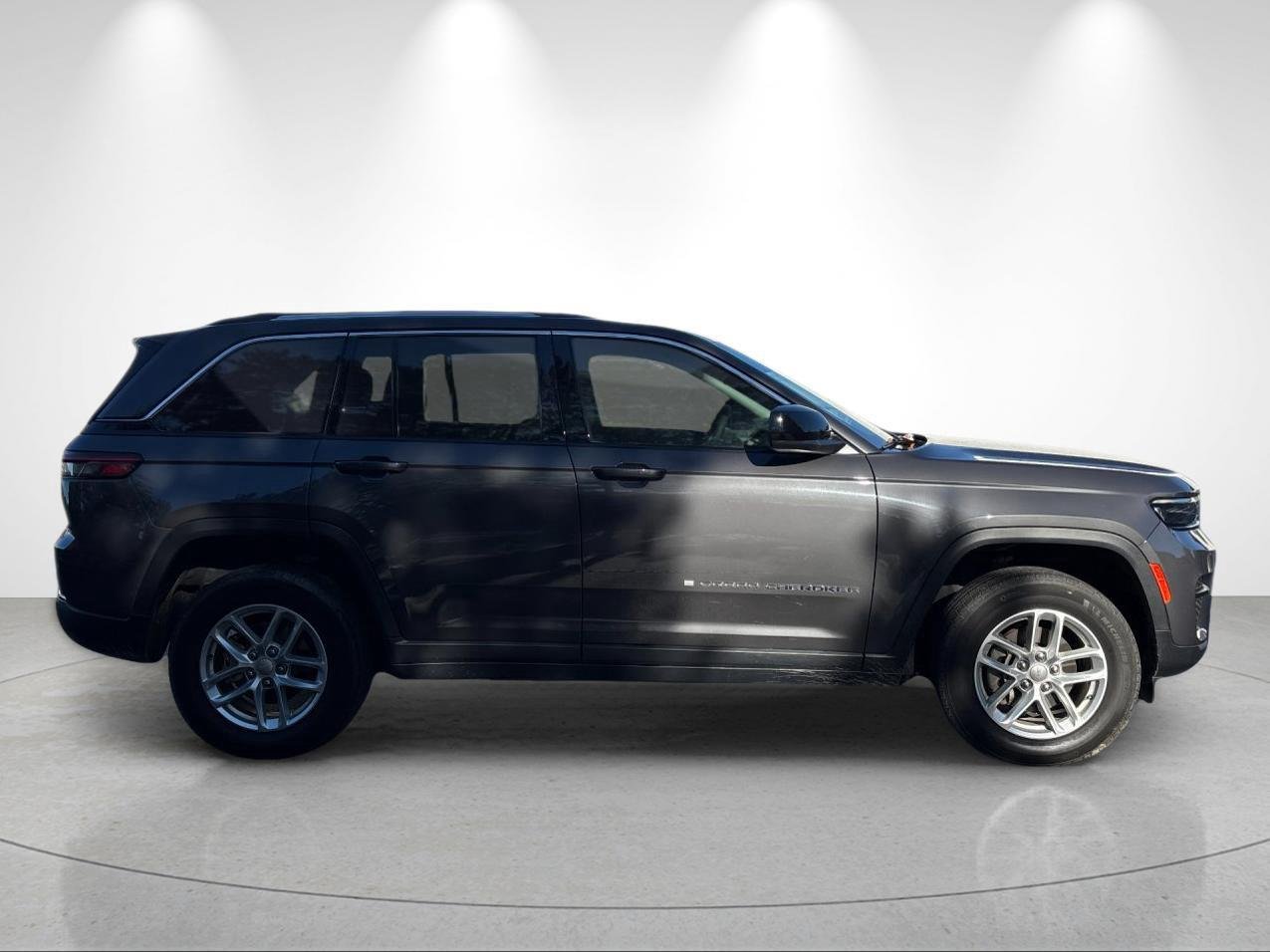 Used 2023 Baltic Gray Metallic Clearcoat Jeep Laredo image 6