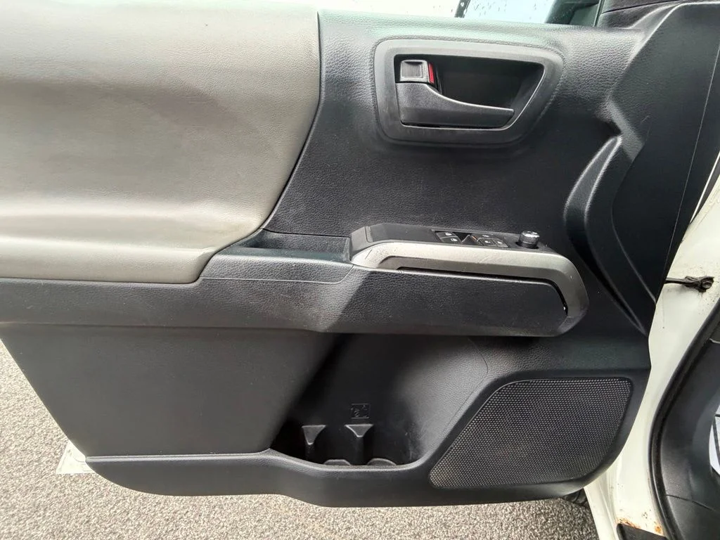 Used 2018 White Toyota SR5 image 14