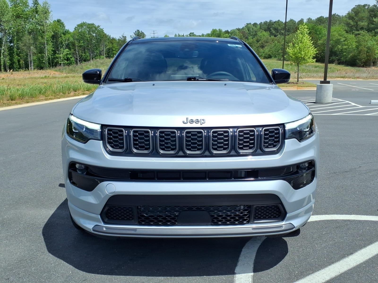 Used 2025 Silver Zynith Metallic Clearcoat Jeep Limited image 14