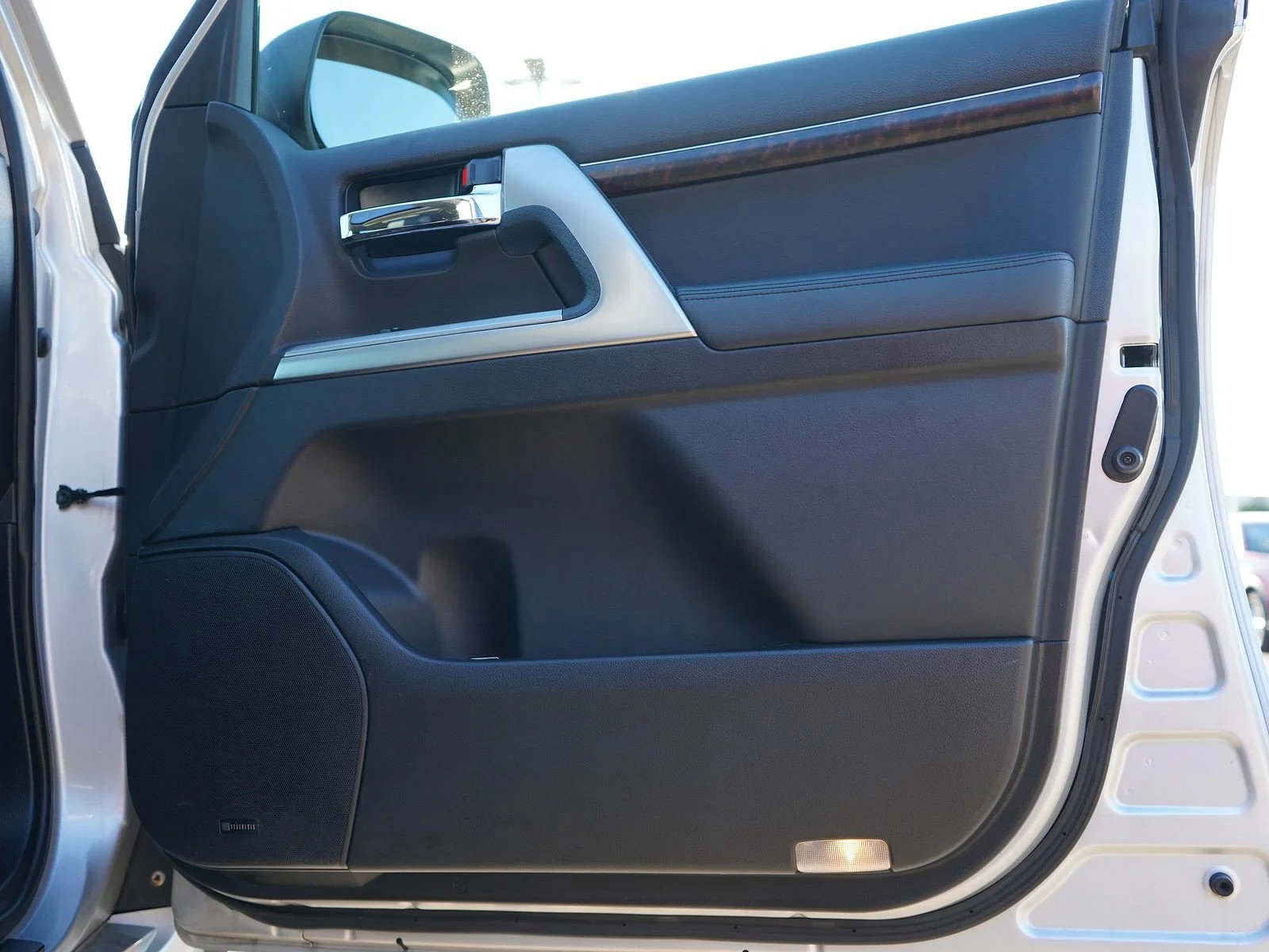 Used 2015 Classic Silver Metallic Toyota Base image 9