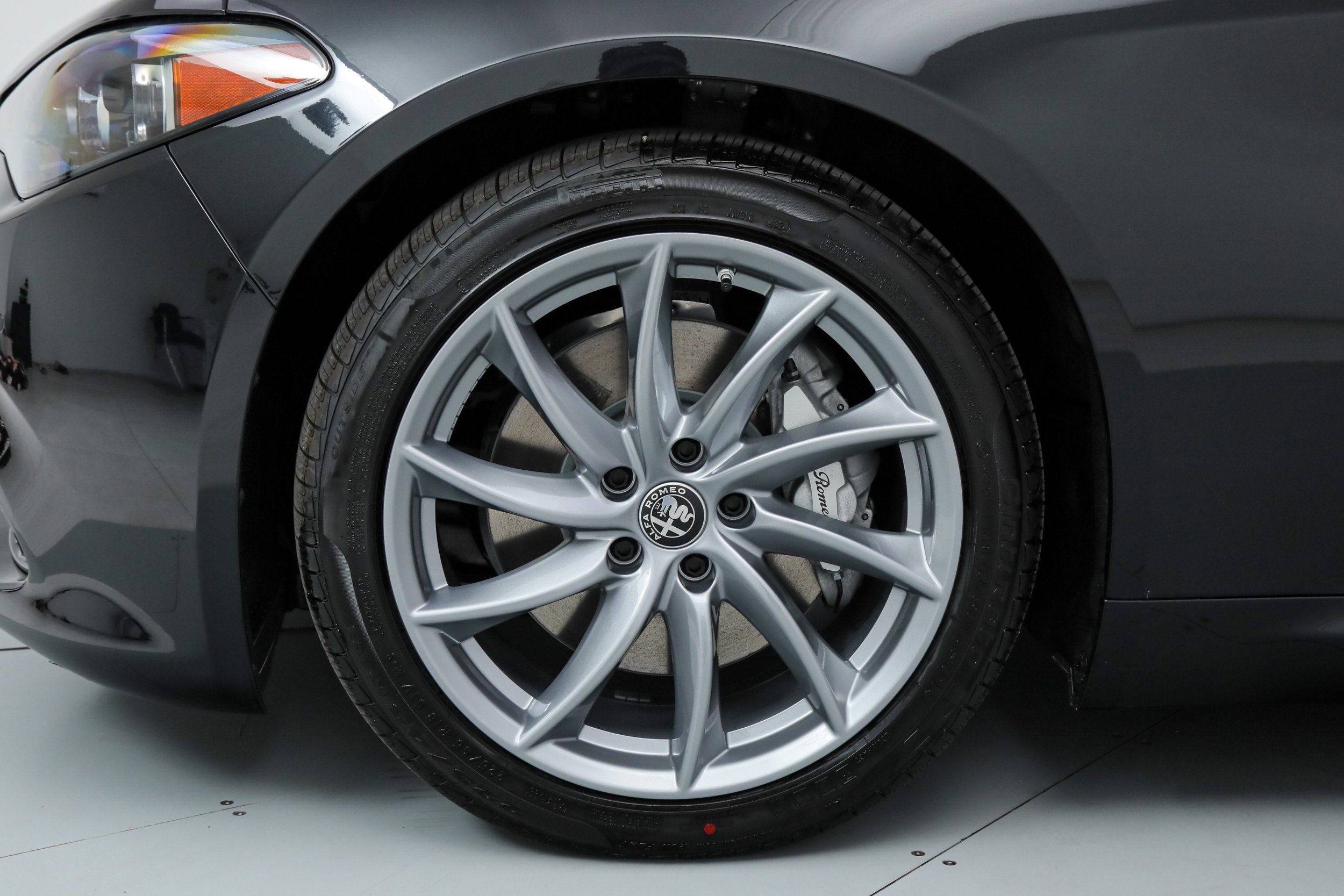 New 2026 Vulcano Black Metallic Exterior Paint Alfa Romeo  image 22