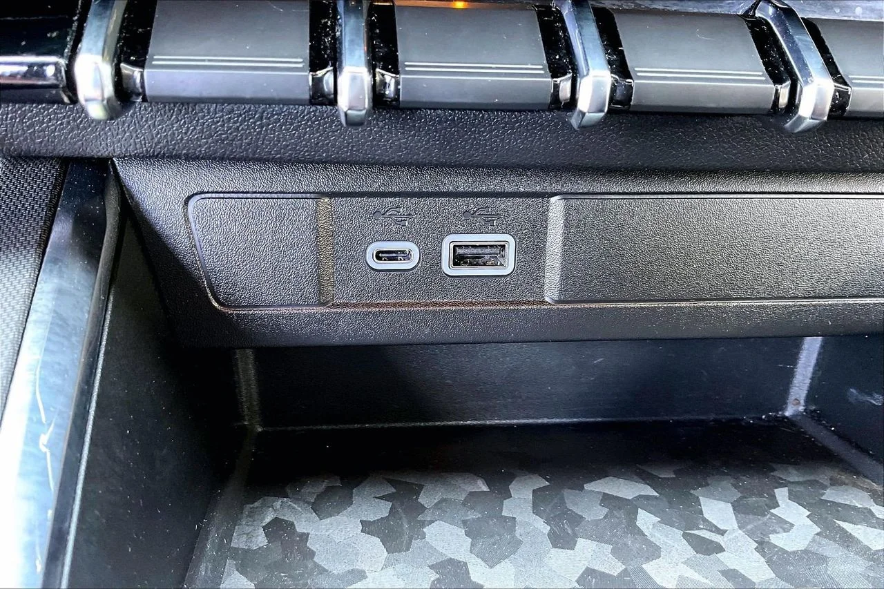 Used 2025 White GMC Elevation image 16