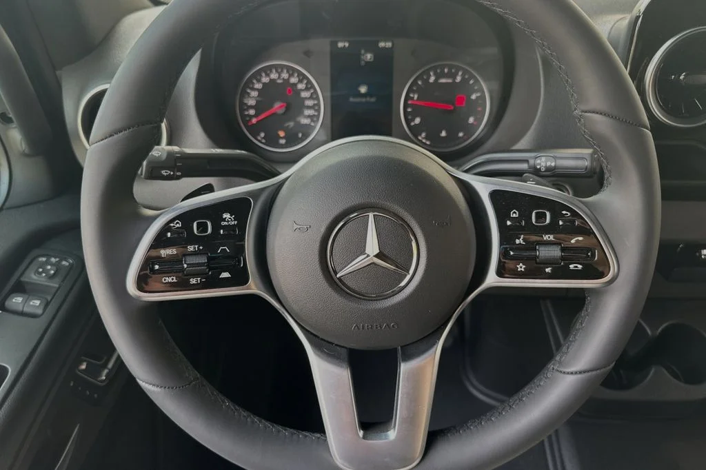 Used 2024  Mercedes-Benz Cargo 170 WB image 23