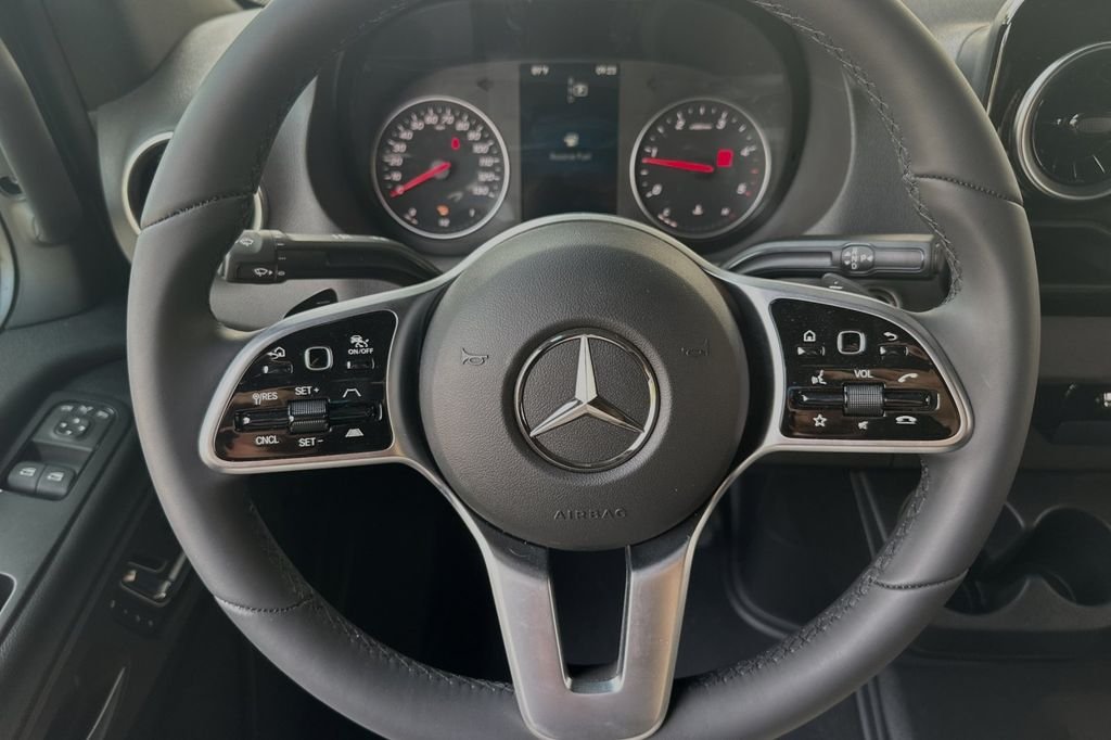 Used 2024  Mercedes-Benz Cargo 170 WB image 23