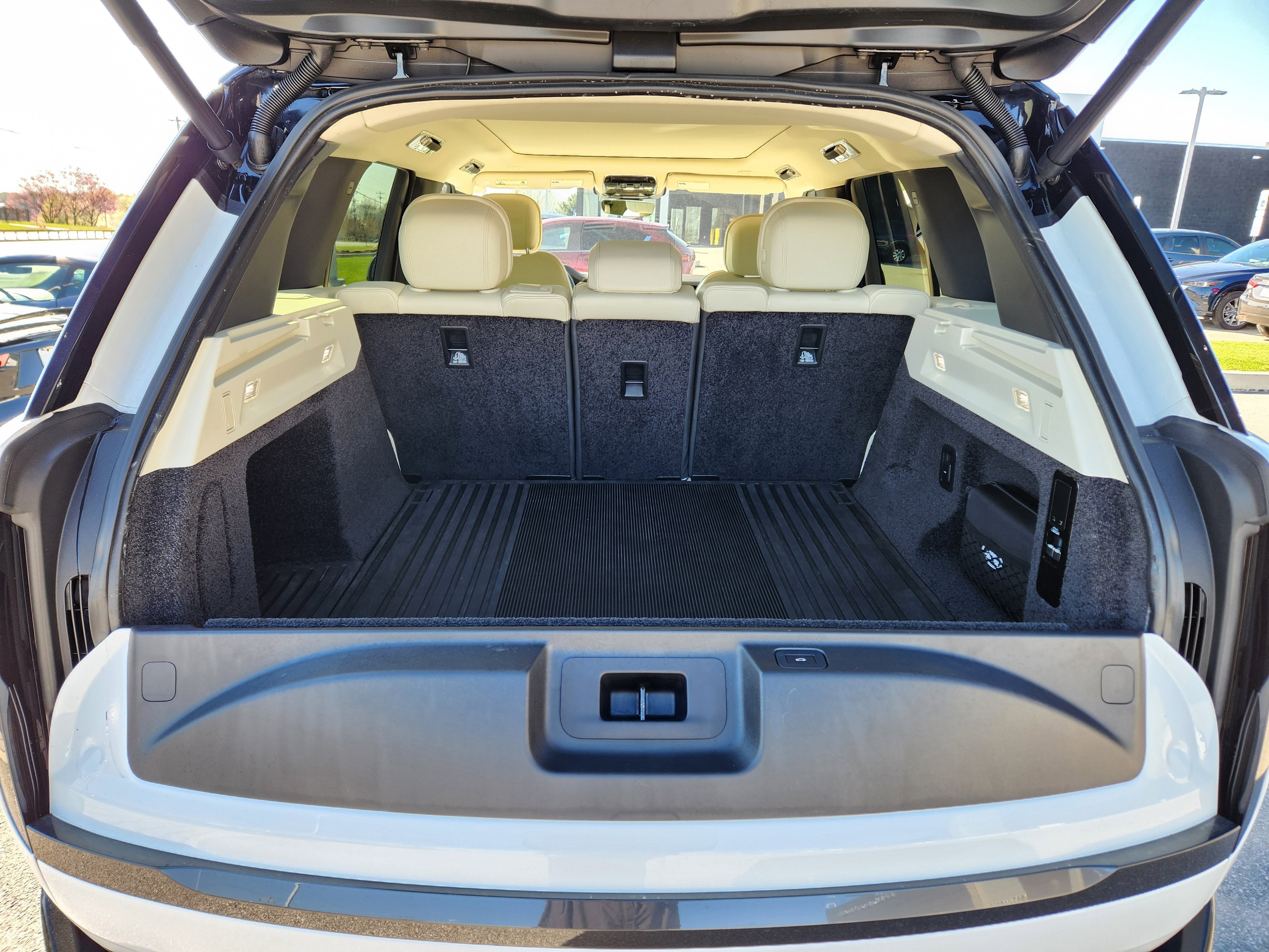 Certified Used 2023 Fuji White Land Rover SE image 8