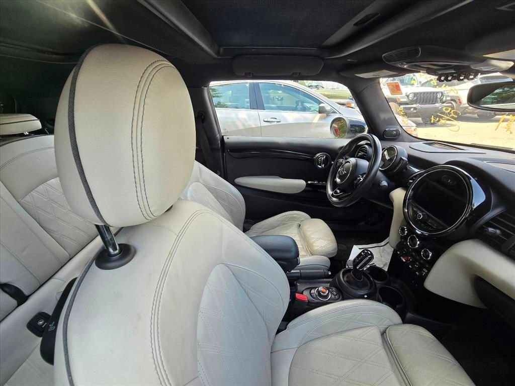 Used 2020 White MINI Classic image 7