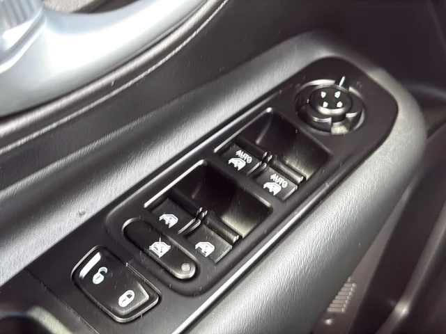 Used 2023 White Jeep Latitude image 29