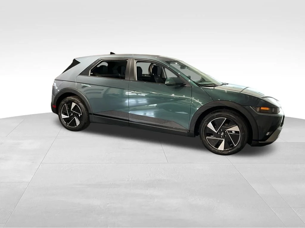 New 2027 Green Hyundai SE image 2