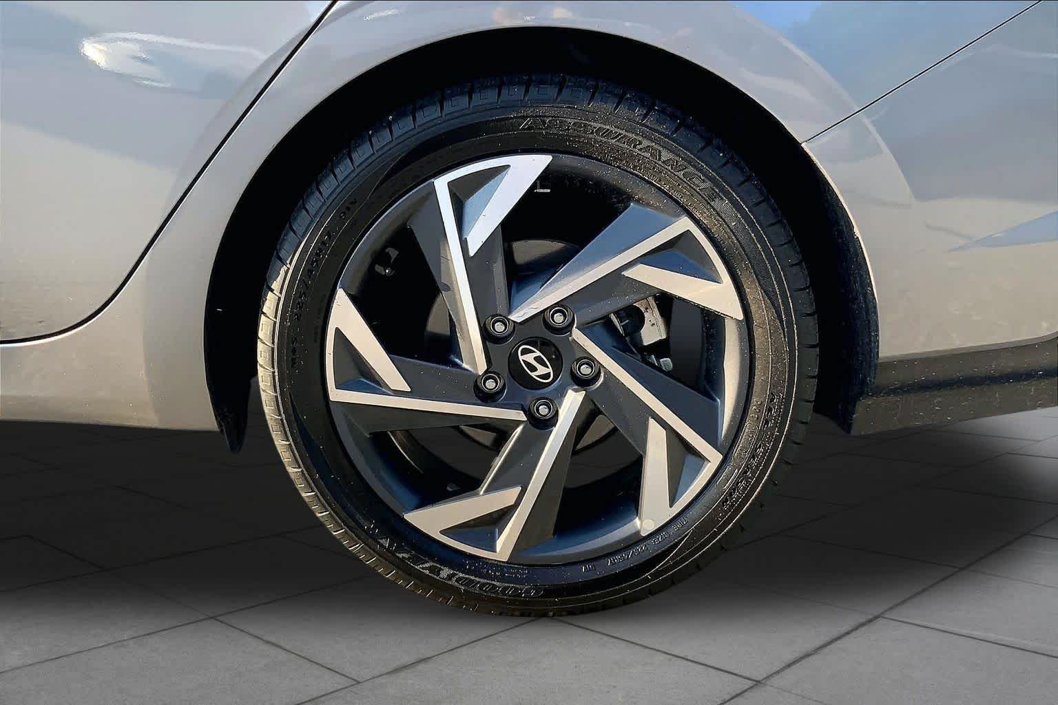 Used 2024 Fluid Metal Hyundai Limited image 10