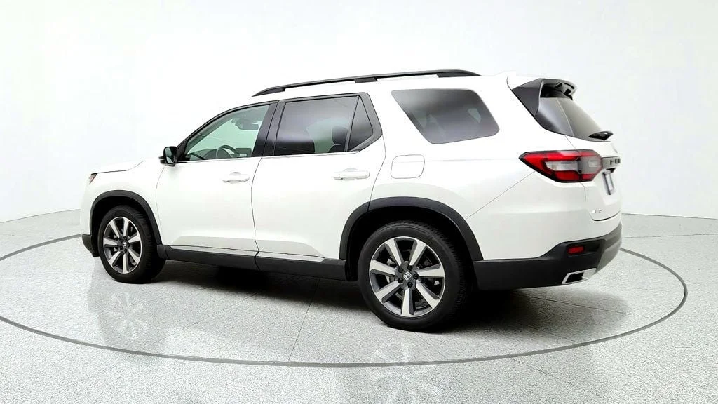 Used 2024 Platinum White Pearl Honda Touring AWD image 7