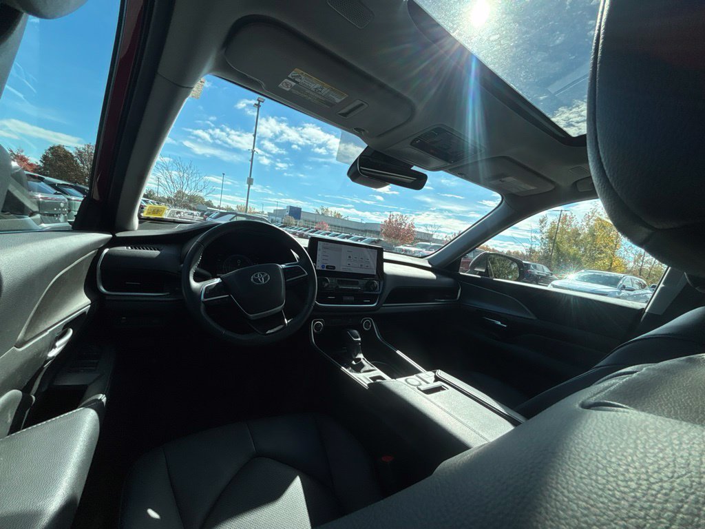 Used 2025  Toyota XLE image 9