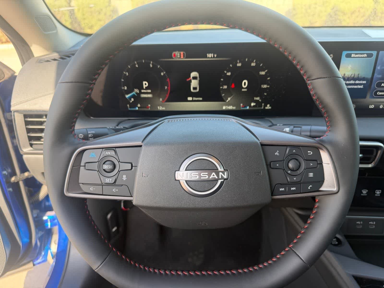 Nueva imagen del Nissan SR 2026 en dos tonos: Bluestone Pearl y Super Black 18