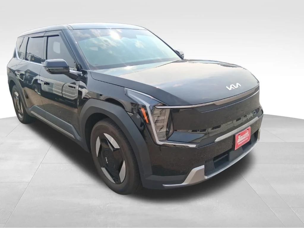 Used 2024 Black Kia Light Long Range image 17
