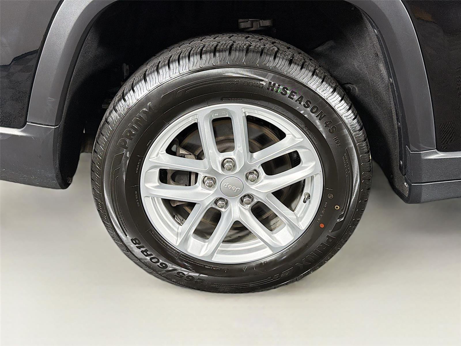 Used 2023  Jeep Laredo image 34