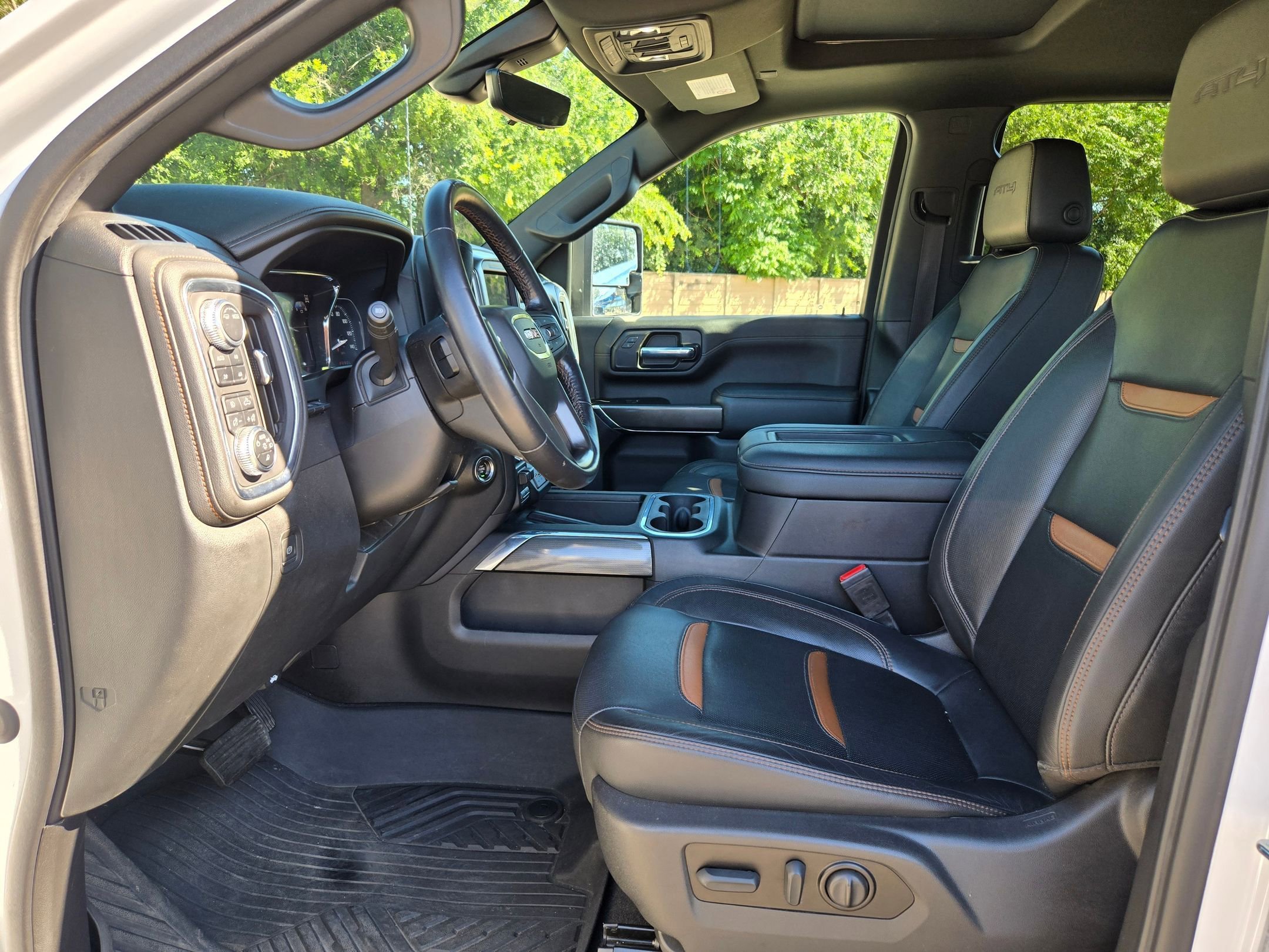 Used 2022 Summit White GMC AT4 image 9