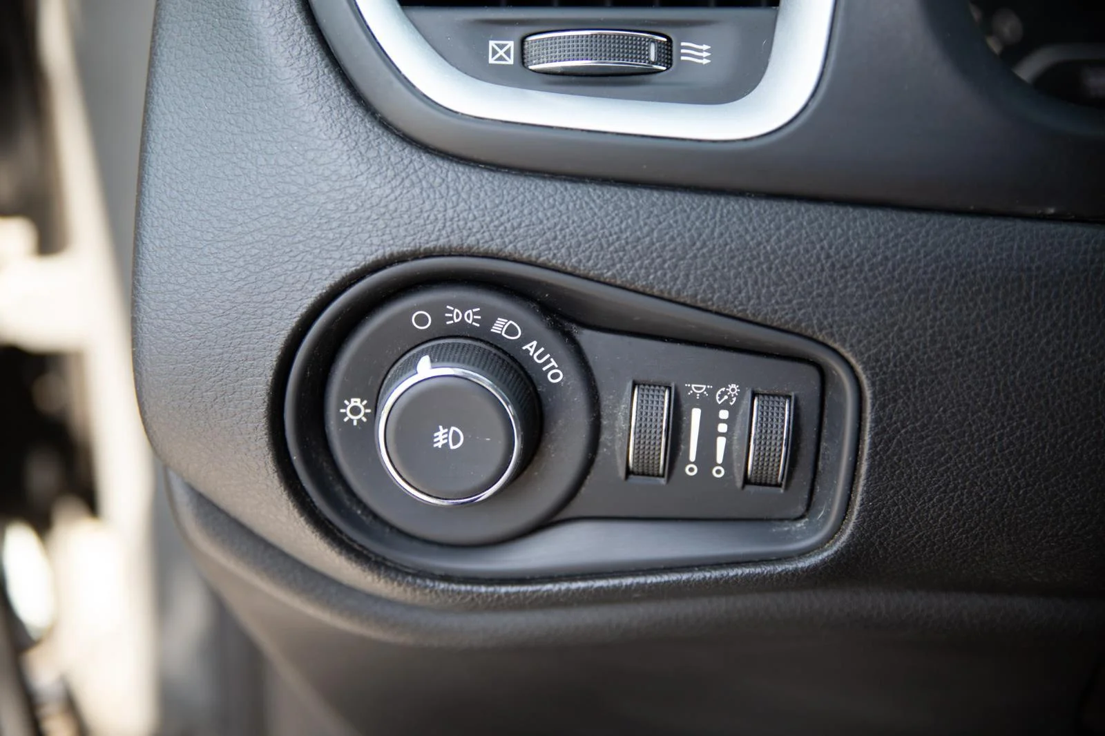 Used 2021 Graphite Gray Jeep Latitude image 19