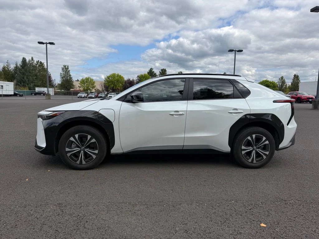 Used 2024 Wind Chill Pearl Toyota XLE image 3