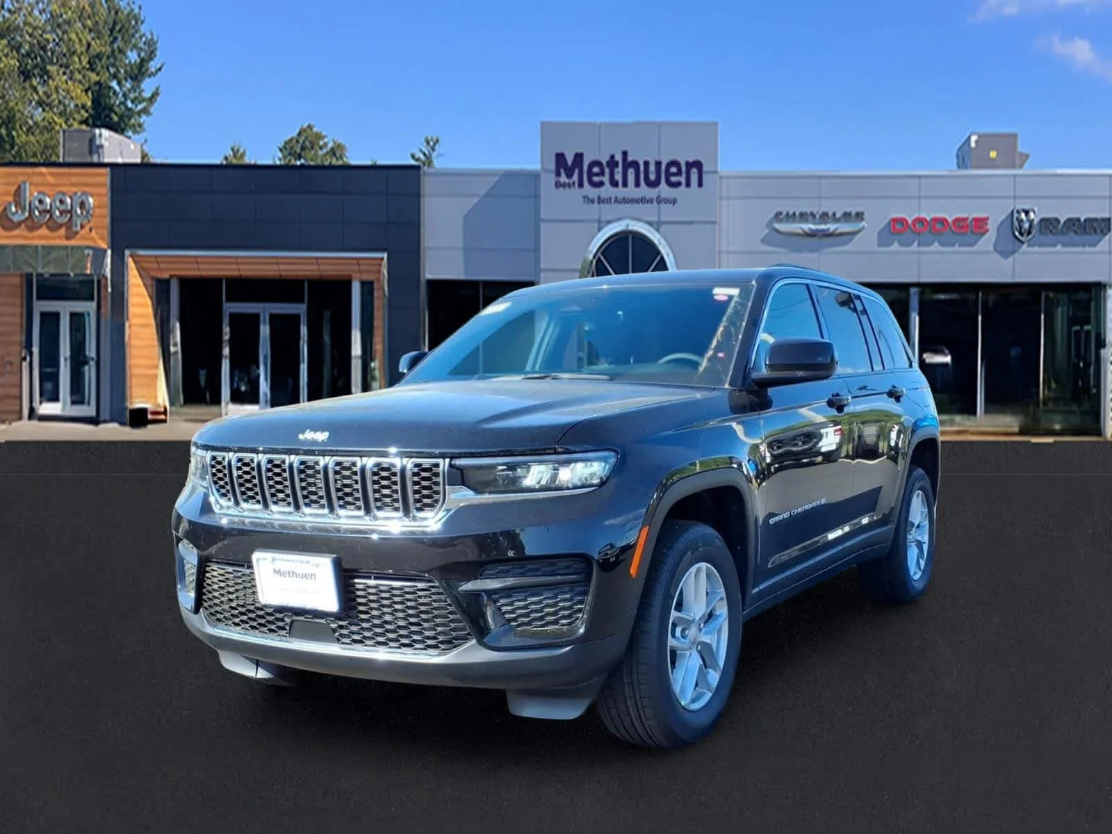 New 2026 Diamond Black Crystal Pearlcoat Jeep Laredo image 3