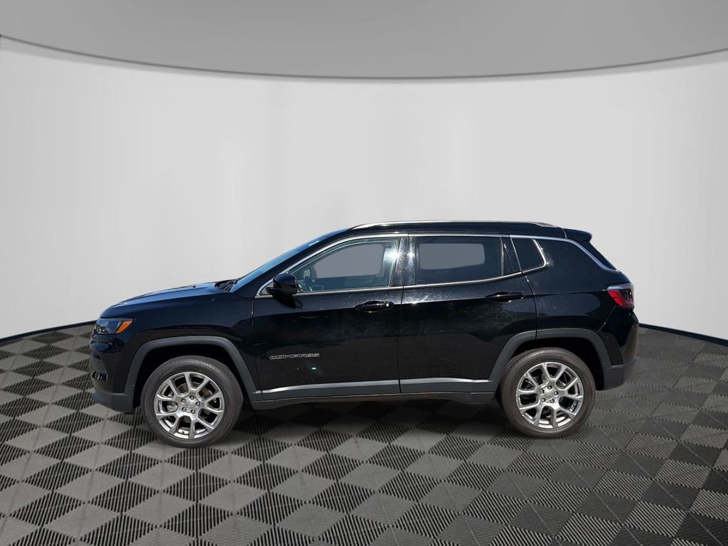 Used 2022 Black Jeep Latitude Lux image 2