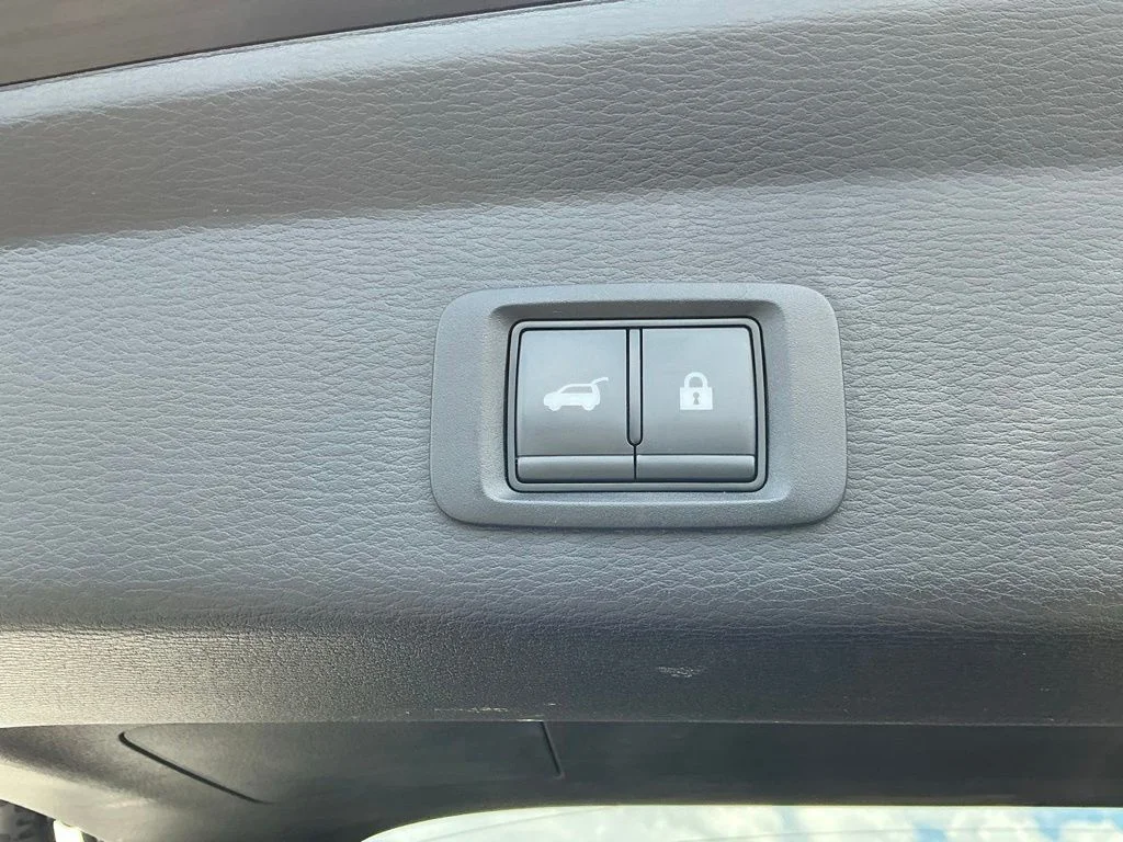 Used 2025  Mitsubishi SE image 22