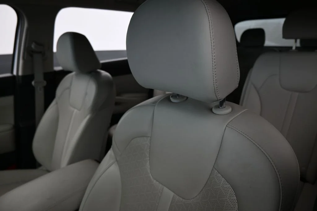 Used 2023 Glacial White Pearl Kia EX image 17