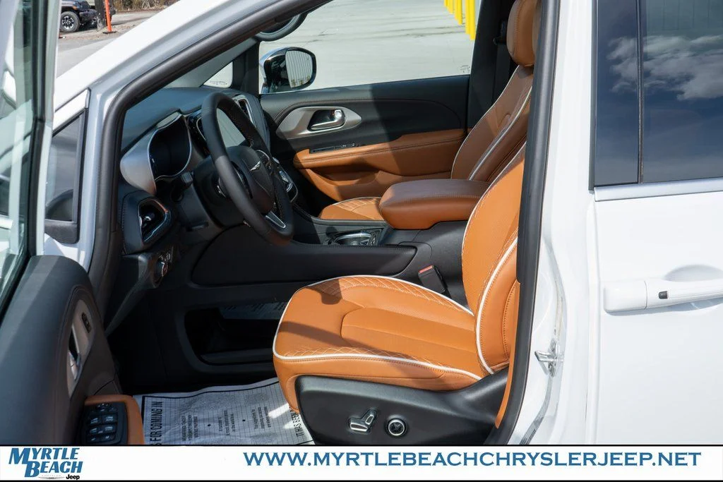 New 2026 Bright White Clear-Coat Exterior Paint Chrysler Pinnacle image 19