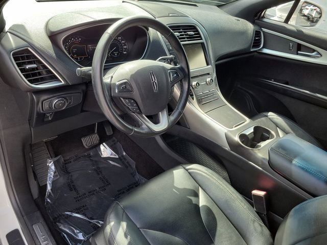 Used 2016 White Lincoln Premiere image 16