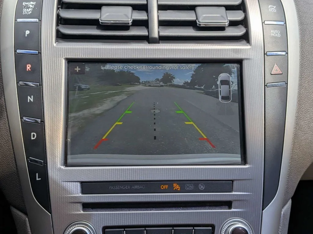 Used 2017 White Lincoln Premiere image 28