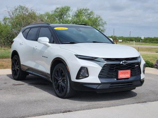 Used 2022 White Chevrolet RS Front-Wheel Drive image 3