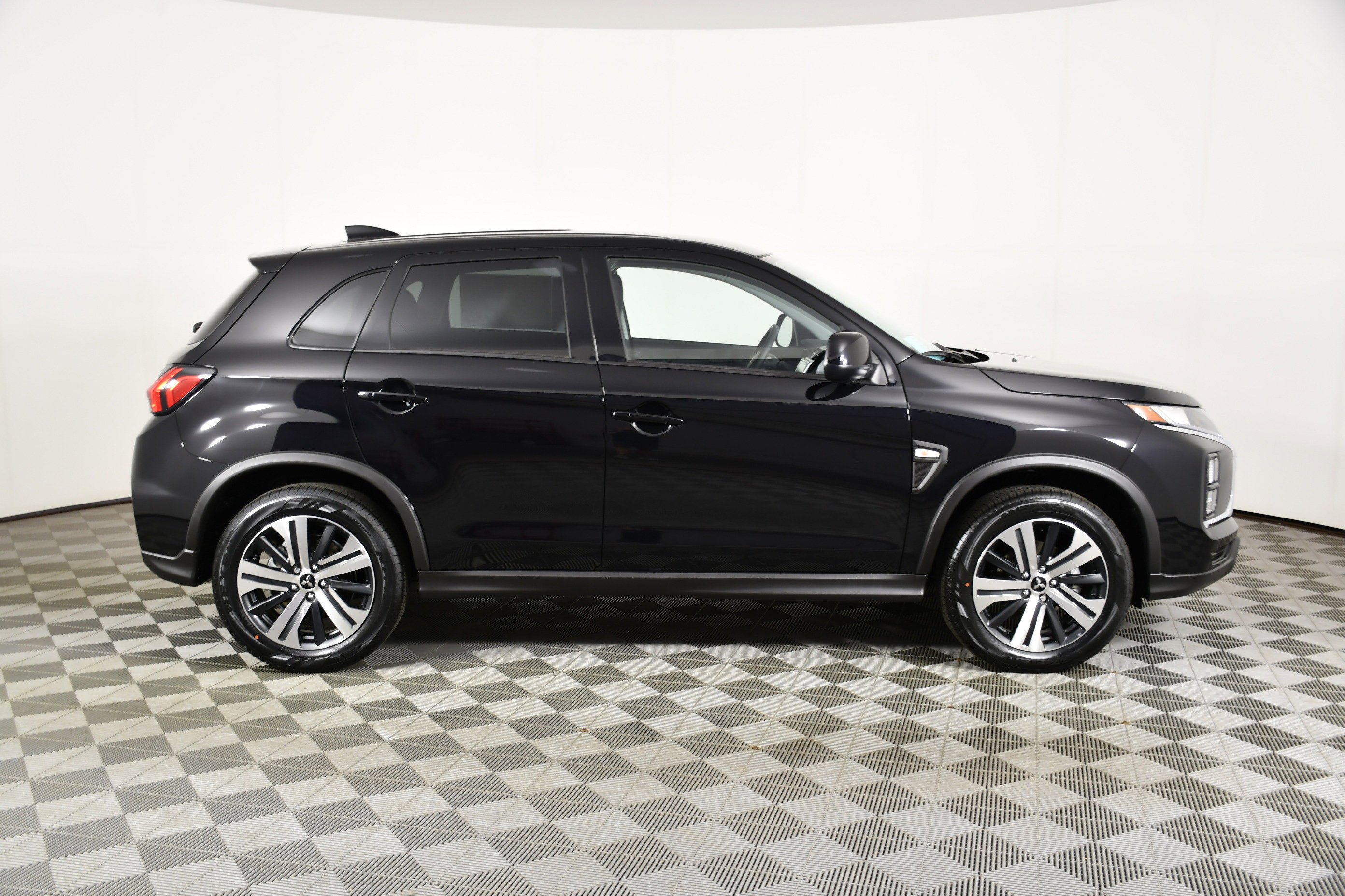 New 2026 Labrador Black Pearl Mitsubishi ES image 5