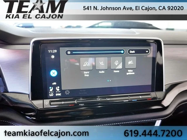 Used 2024  Volkswagen 2.0T SE w/Technology image 25