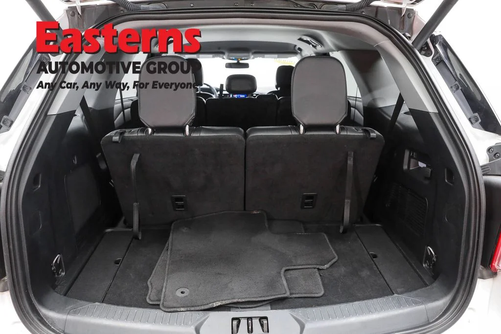 Used 2023 White Ford Limited image 9