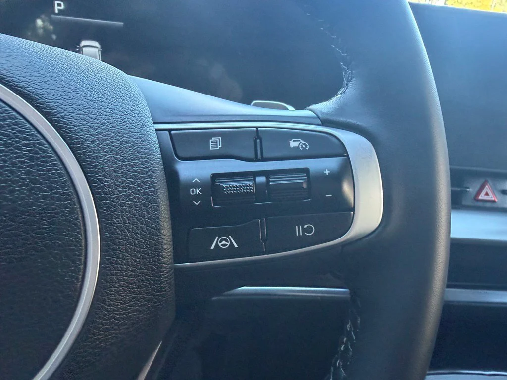 Used 2025 Snow White Pearl Kia EX image 16