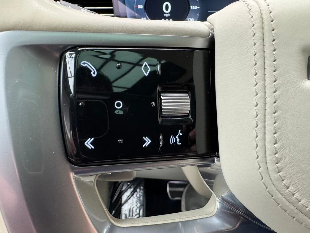 Used 2023 White Land Rover SE image 15