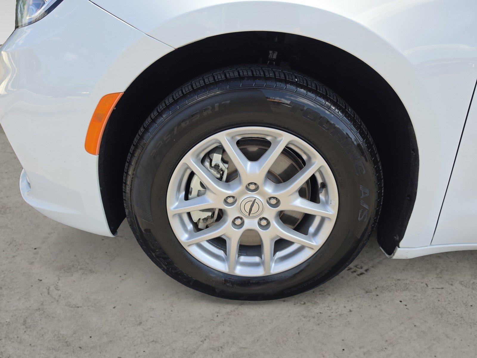 Used 2025 Bright White Clearcoat Chrysler Select image 33