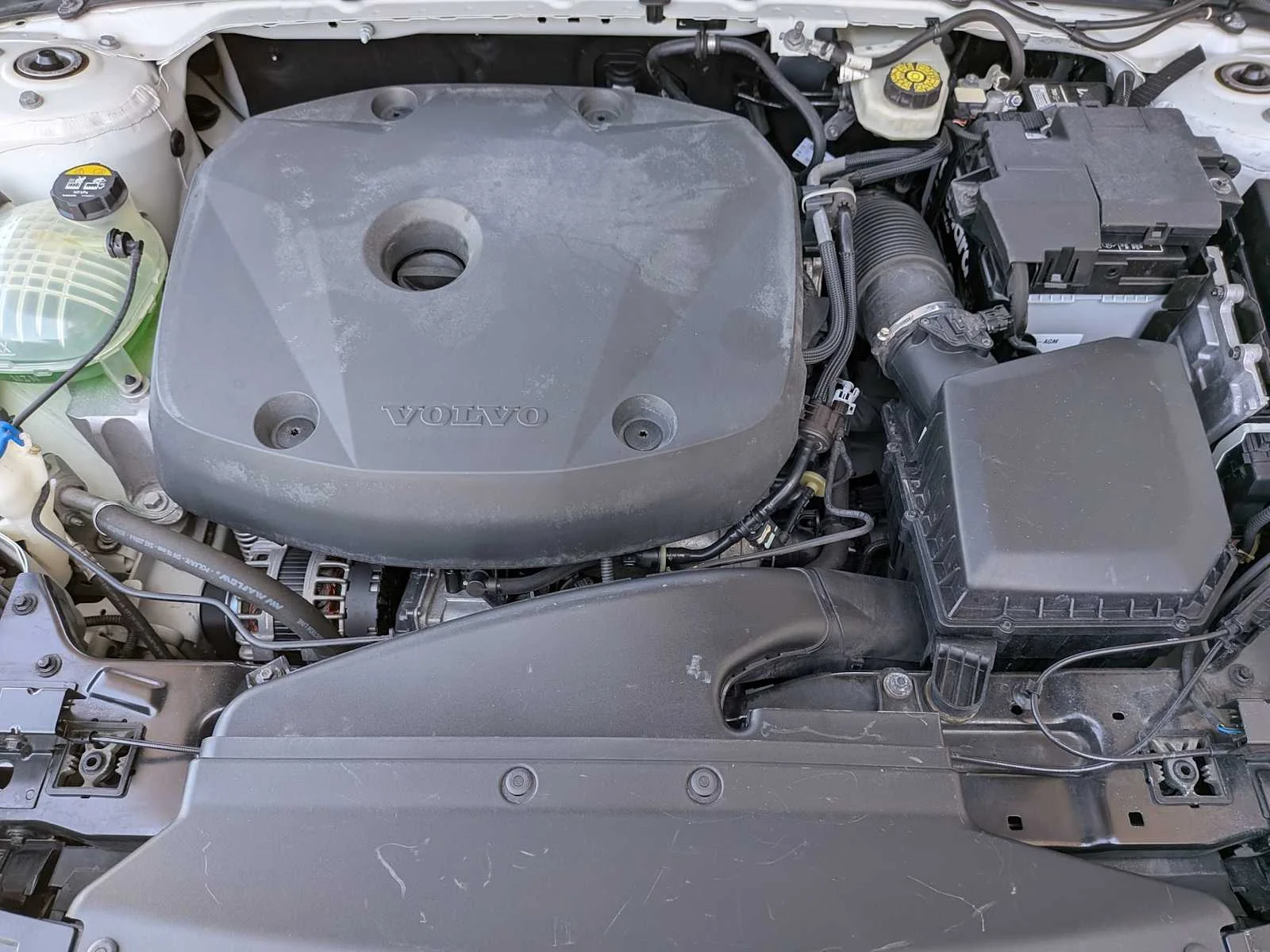 Used 2020 White Volvo Momentum image 32
