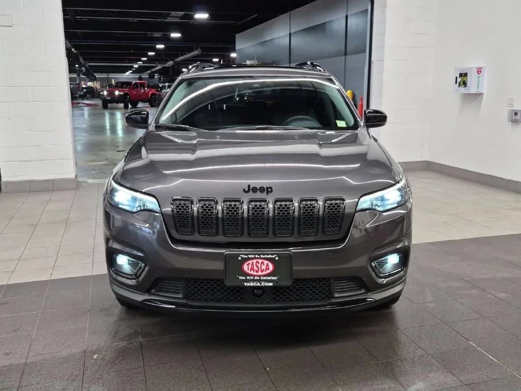 Used 2023 Gray Jeep Altitude image 10