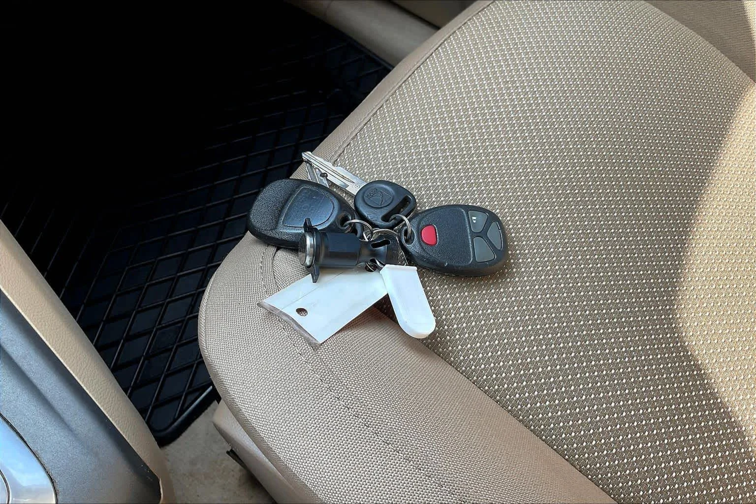 Used 2008 Ruby Red Saturn XR image 13