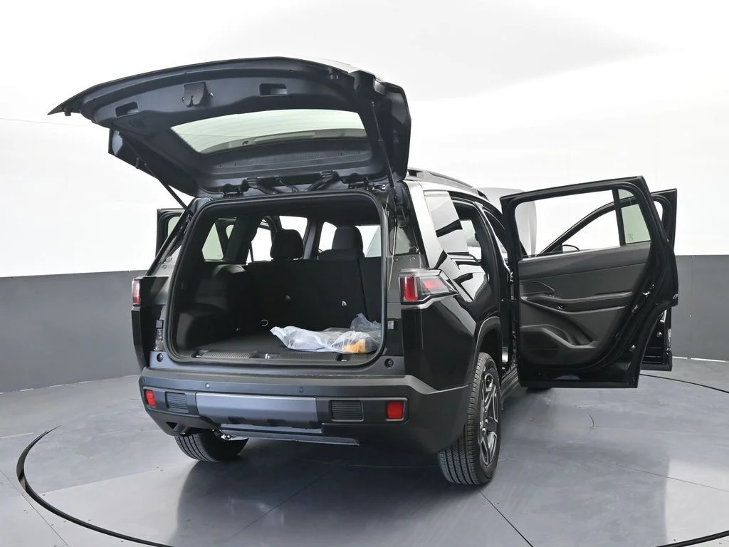 New 2026 Diamond Black Crystal Pearl-Coat Exterior Paint Jeep Laredo image 66