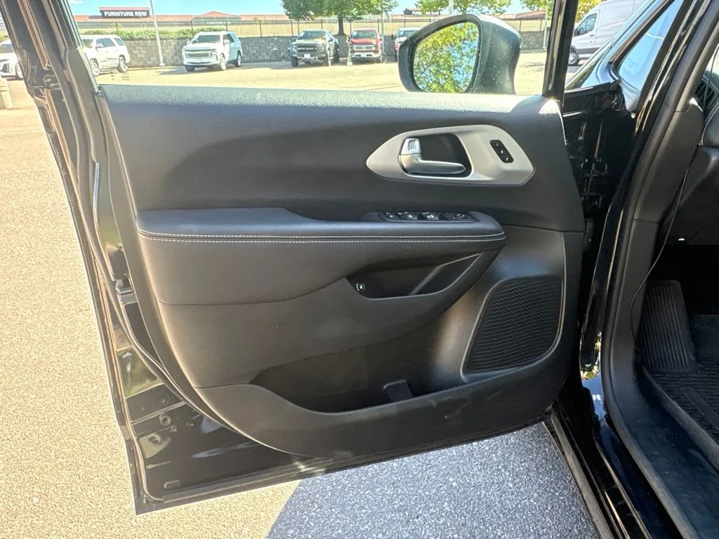 Used 2023 Black Chrysler Touring L image 12