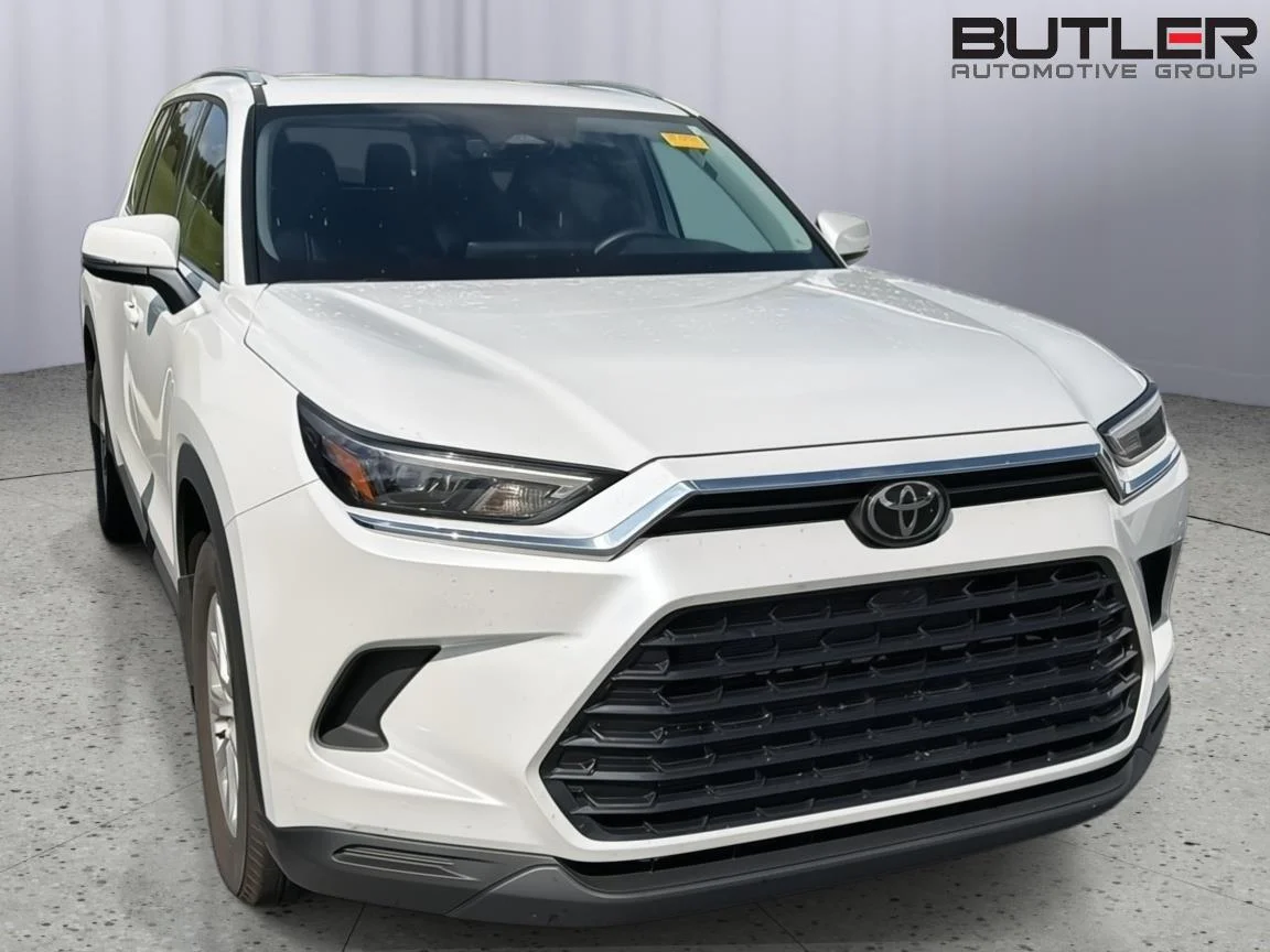 Used 2025 Wind Chill Pearl Toyota XLE image 5