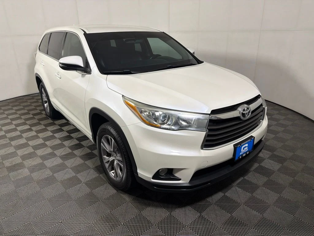 Used 2015 White Toyota LE Plus V6 image 1