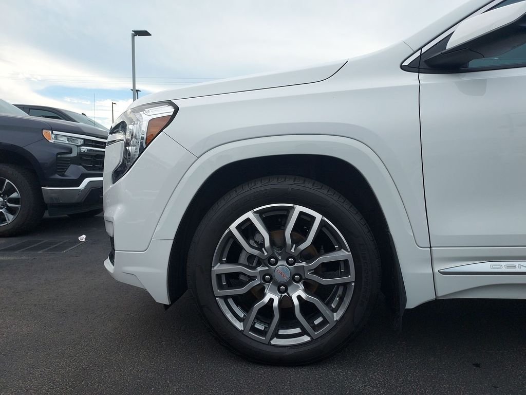 Used 2022 White GMC Denali image 16